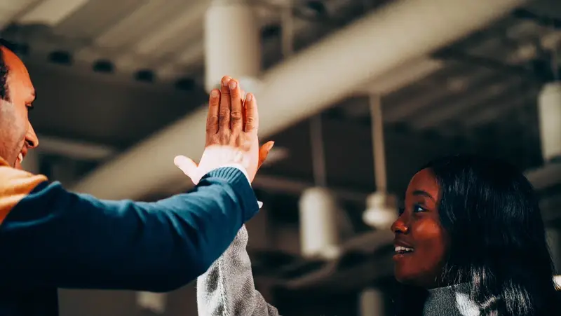 deux personnes se tapent dans la main