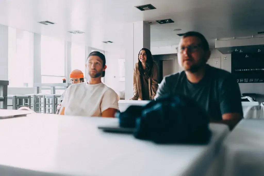 Quatre employés assistant a une réunion